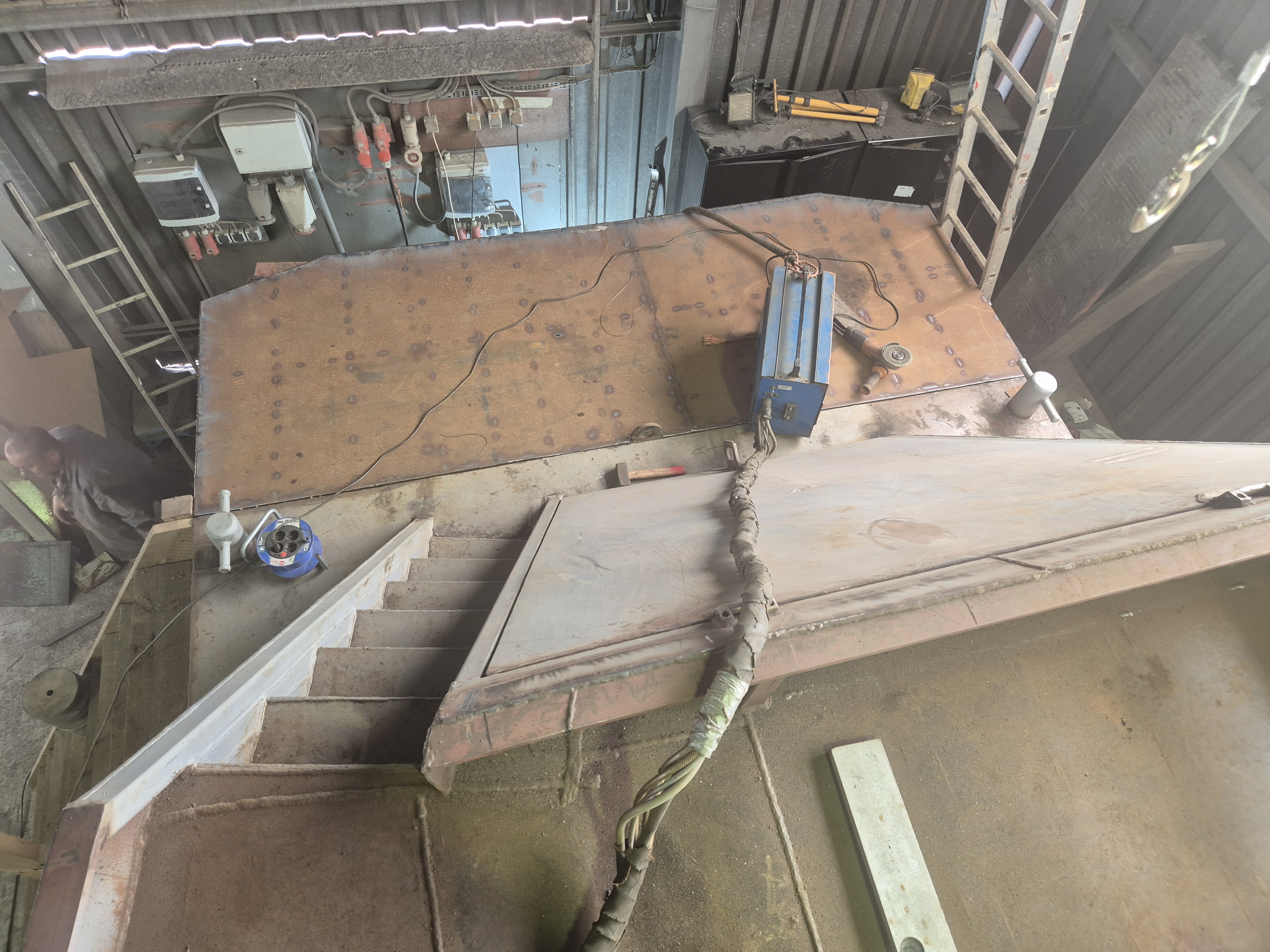 Hydraulikzylinder und Stahlplatten als Vorbereitung fuer die hydraulische Garagenluke